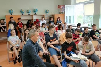 Uczniowie klasy 7a i 8a słuchają wykładu Profesora Ryszarda Waksmunda