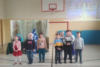 Grupa dzieci prezentuje piosenkę