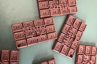 Nagrody w postaci breloczków - tabliczek czekolady, wydrukowanych na szkolnej Drukarce 3D (Laboratoria Przyszłości)